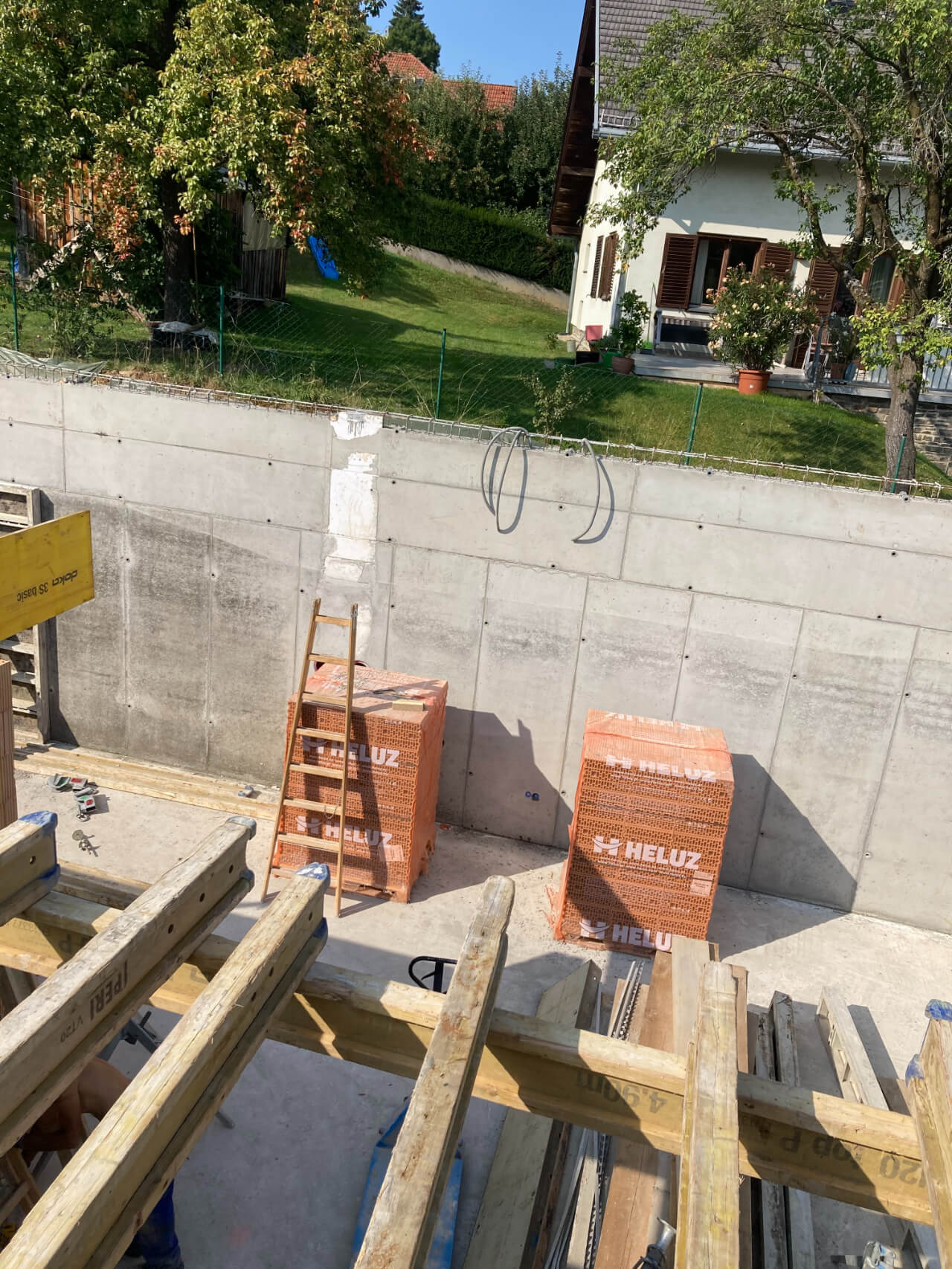 breitenfurt_bei_wien_erdgeschoss_mit_betonierten_waenden_im_hang