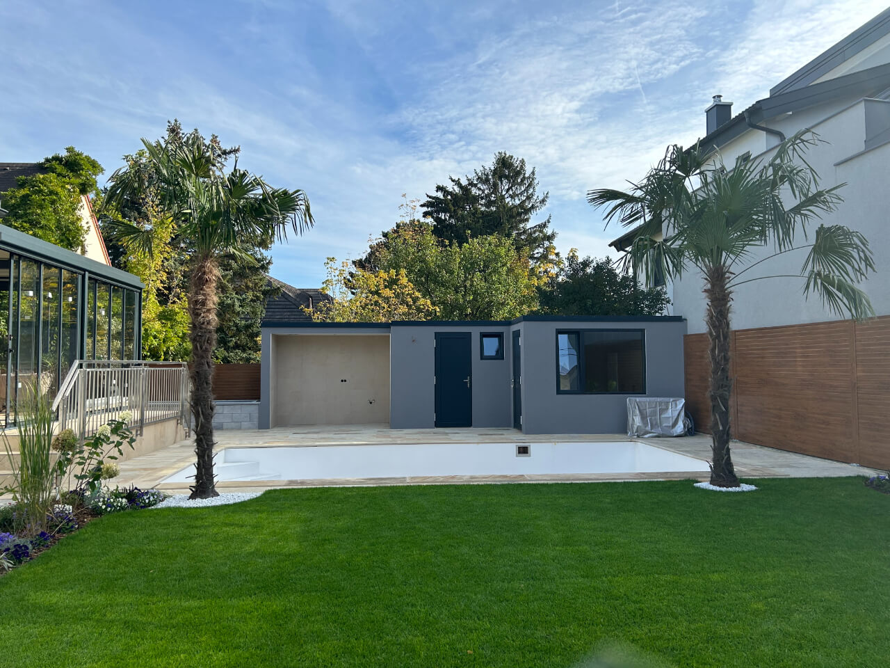 essling-villa_ansicht_auf_den_pool_und_dusch-grillplatz