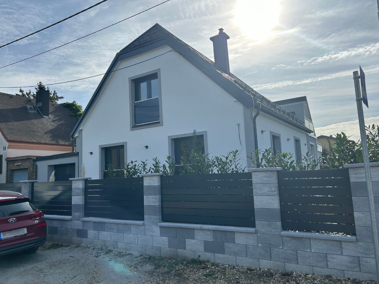 essling-villa_garagenseitige aussenansicht_auf_die_villa_mit_einfriedung