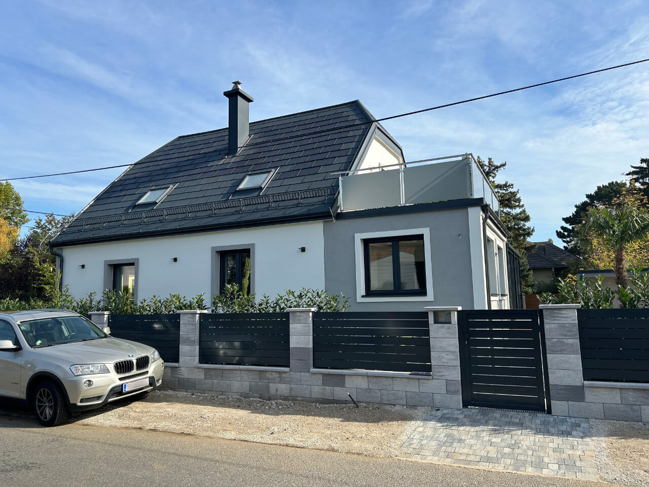 essling-villa_strassenseitige aussenansicht_auf_die_villa_mit_einfriedung_und_eingangstor