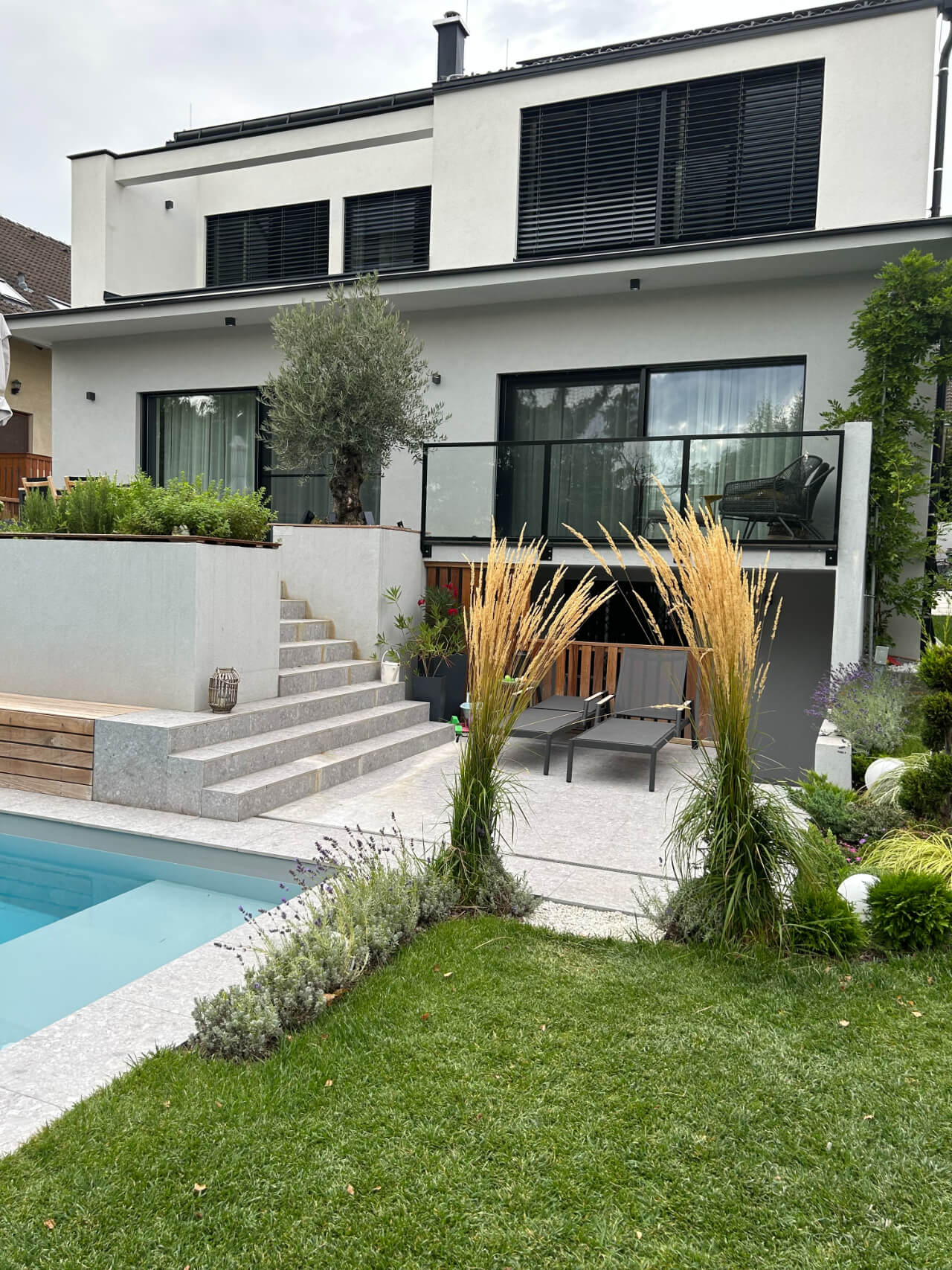 hernals-villa_gartenseitige-aussenansicht_auf_die_villa_mit_pool_und_wohlfühloase_aus_der_naehe