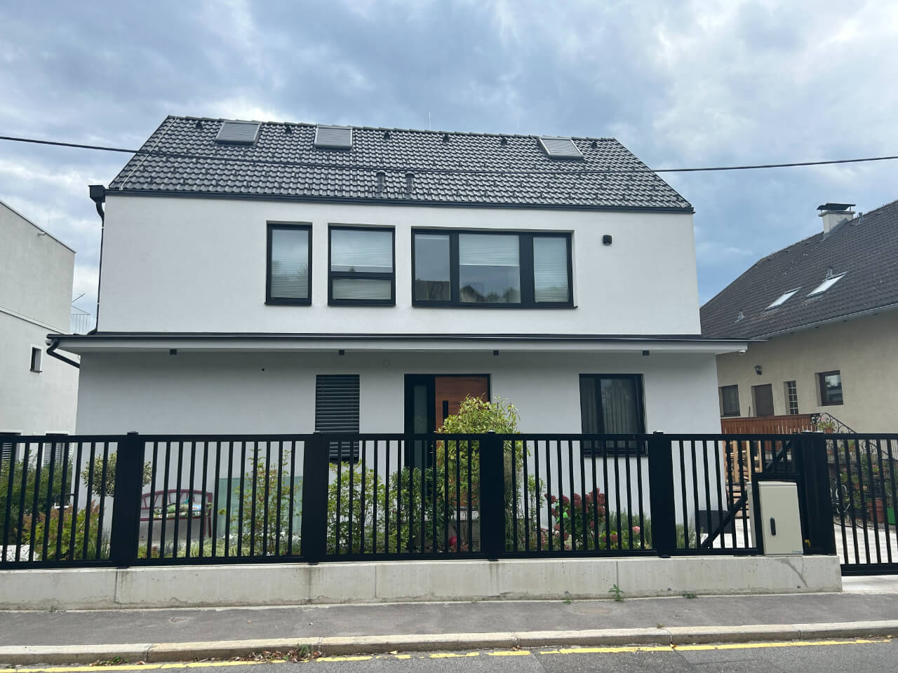 hernals-villa_strassenseitige-aussenansicht_auf_die_villa_mit_einfriedung