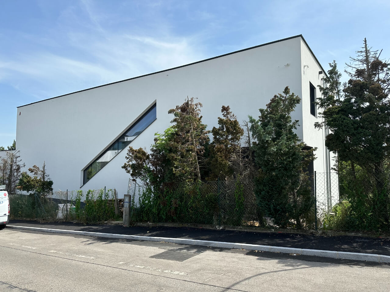 klosterneuburg_seitliche_aussenansicht_auf_die_strasse_mit_putz_und_fenster